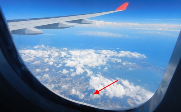 为什么飞机窗户玻璃上有个洞,飞机上的窗户为什么有一个小孔